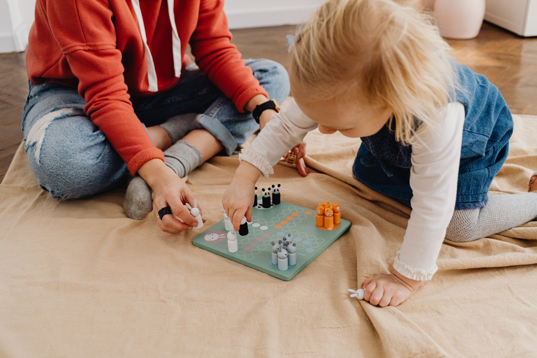 Mãe e filha a jogar um jogo de tabuleiro à mesa